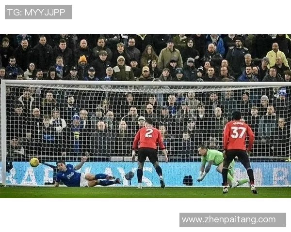 欧冠激战：拜仁与曼联战成平局红牌争议引发全场热议